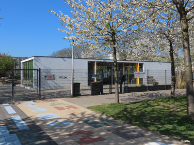 912677 Gezicht op de ingang van de Speeltuin Anansi (Peltlaan 130) in de wijk Kanaleneiland te Utrecht, van bij de ...